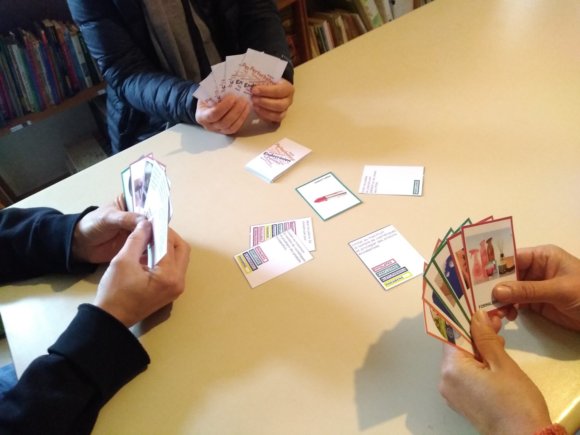 « Nous avons créé un jeu de cartes qui permet d’identifier les différents produits et les solutions pour se protéger. » @ Pour les Enfants du Pays de Beleyme
