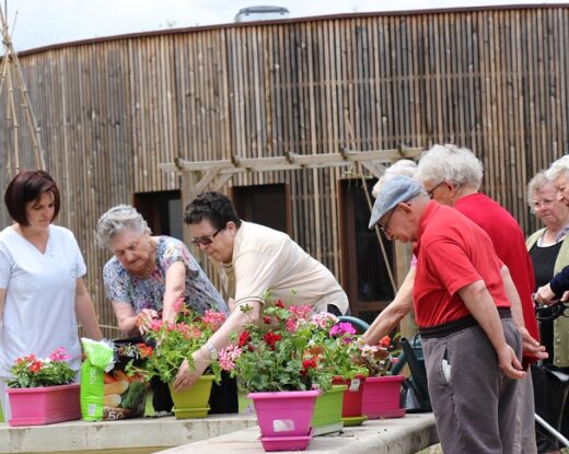 L’atelier jardinage avive les perceptions, la mémoire et apporte un bien être © GRAINE Aquitaine