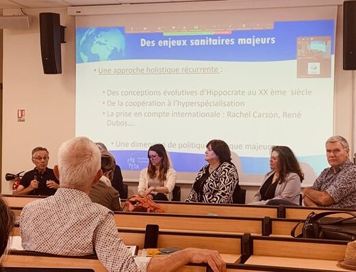 '@Hélène Bannier / La table ronde "Comment l'approche One health peut-elle irriguer les processus éducatifs ?" était coordonnée par Didier Jourdan (à droite)