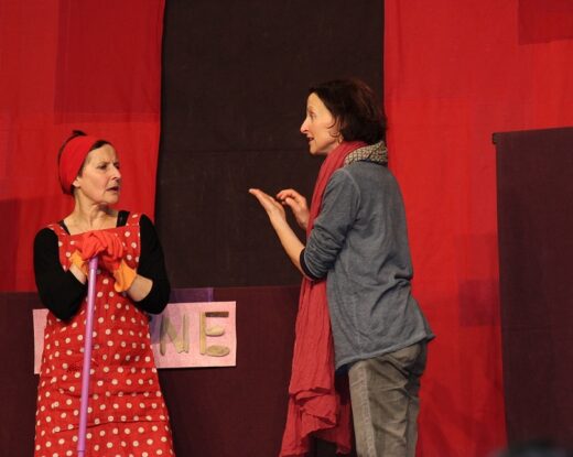 Une participante tente de convaincre la comédienne de changer ses produits ménagers © GRAINE Aquitaine