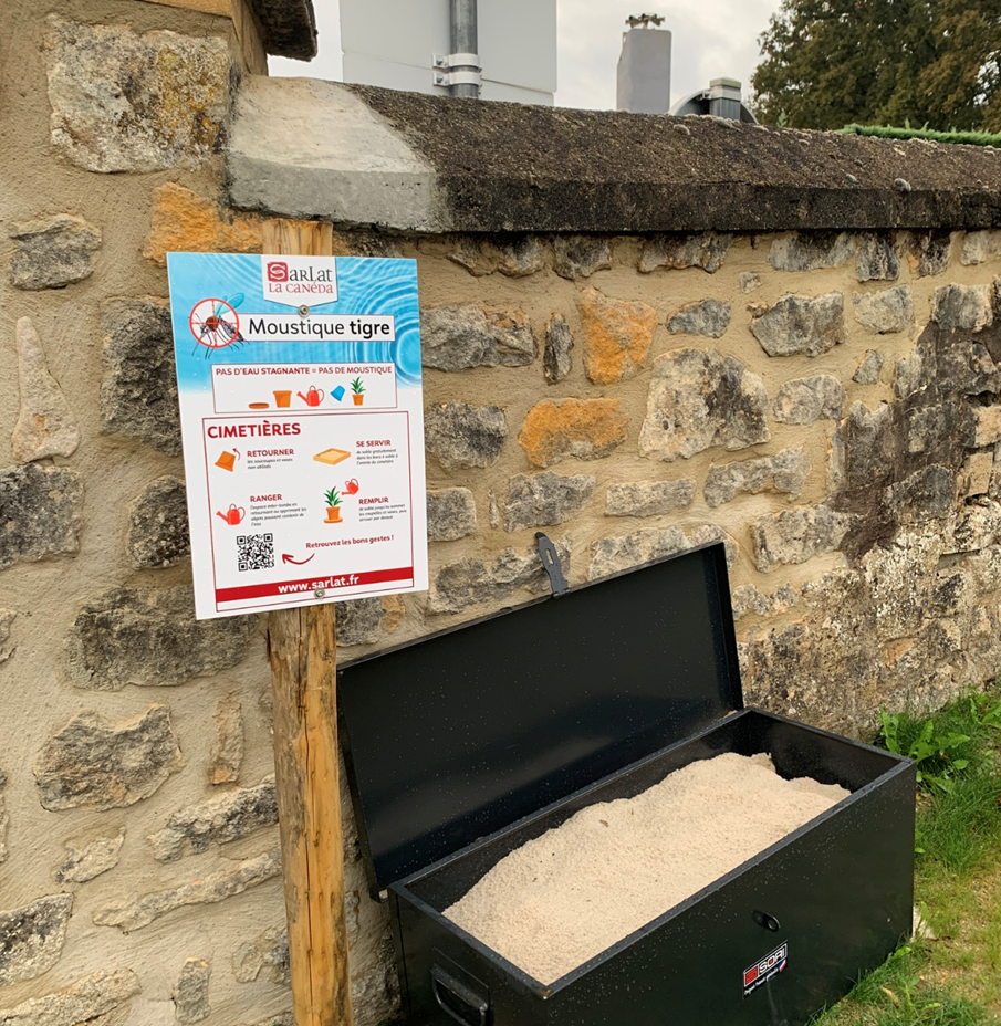 Les deux cimetières ont été dotés de bac à sable pour éviter les coupelles remplies d’eau, propices à la ponte du moustique-tigre.