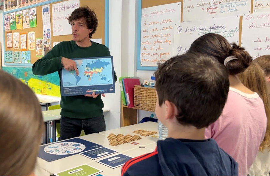 L’animation « Ici commence la mer », réalisée par les animateurs de la MNBA, équipement du Parc naturel régional, permet de sensibiliser 24 classes de CM2 par an à la pollution de l’eau, notamment aux eaux pluviales.