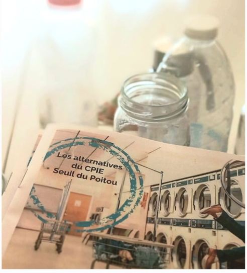 Claire Touchard, animatrice environnementale au CPIE Seuil du Poitou, propose des ateliers DIY de fabrication de produits