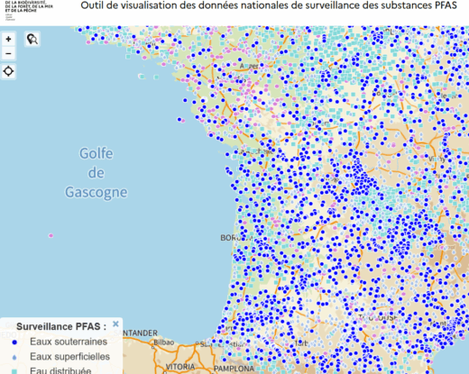 La plateforme permet notamment d’accéder à une carte de surveillance des PFAS dans les eaux souterraines, de surface ou distribuées au robinet, ainsi que dans les sites industriels