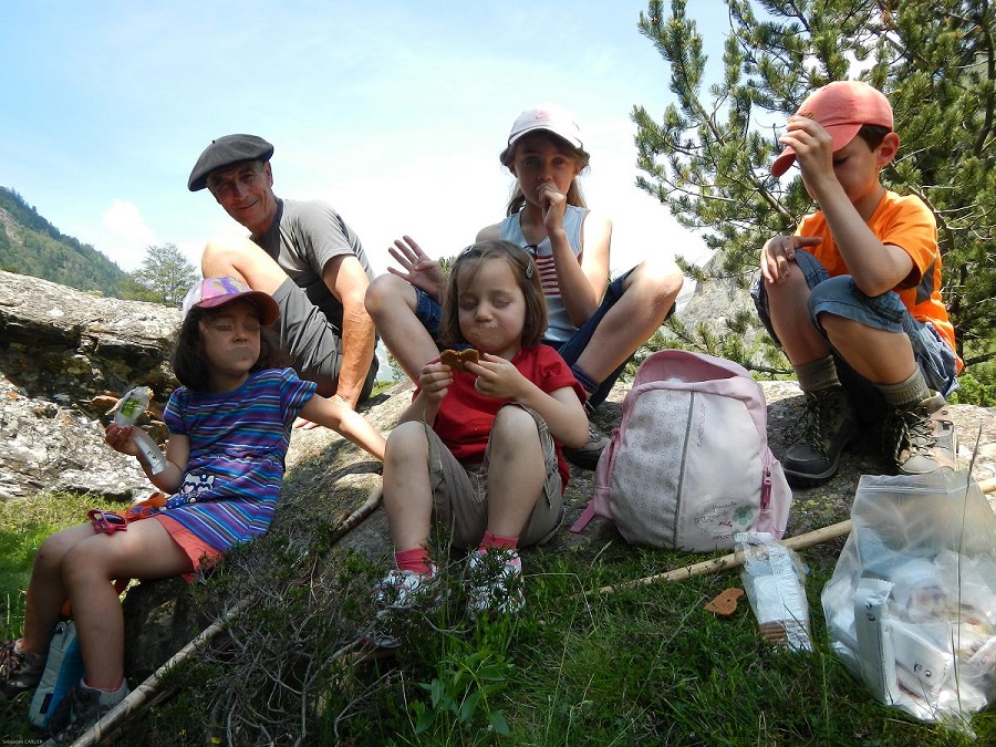 Louis Espinassous, en montagne avec un groupe d'enfants©S. Carlier
