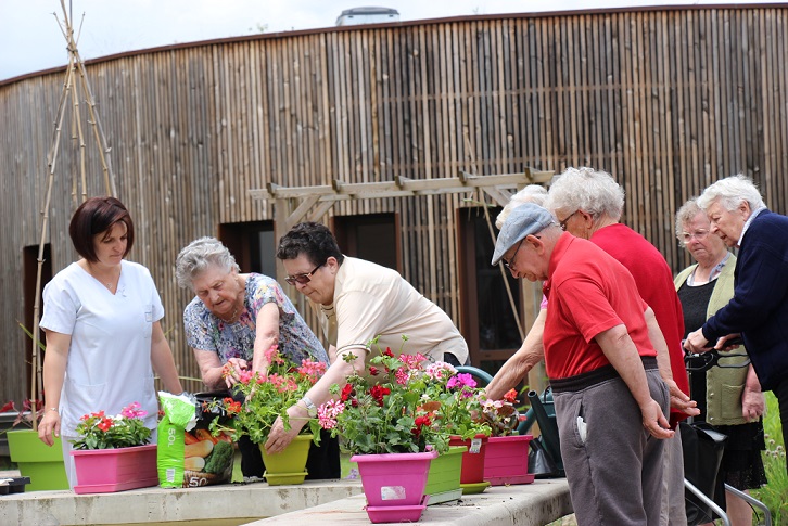 L’atelier jardinage avive les perceptions, la mémoire et apporte un bien être © GRAINE Aquitaine