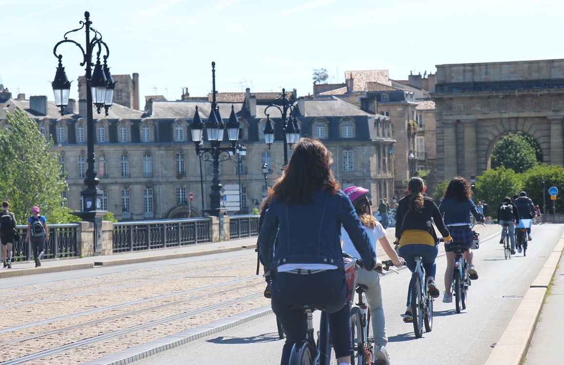 L’accès du Pont de pierre réservé aux modes de déplacement doux © B. Chapard