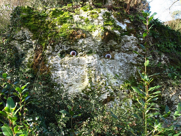 Un gardien bienveillant ou génie du lieu vous observe © Jardins Respectueux