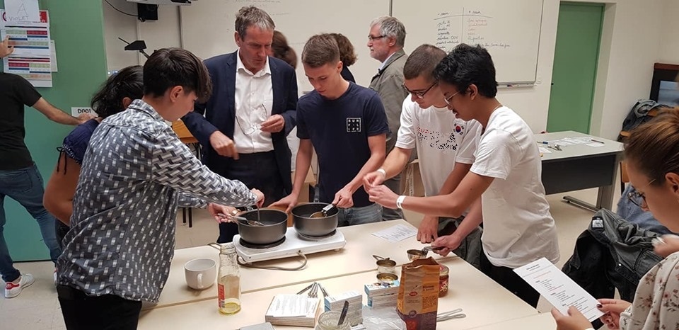 Fabrication d’un baume à lèvre à partir de miel © HappyDoc