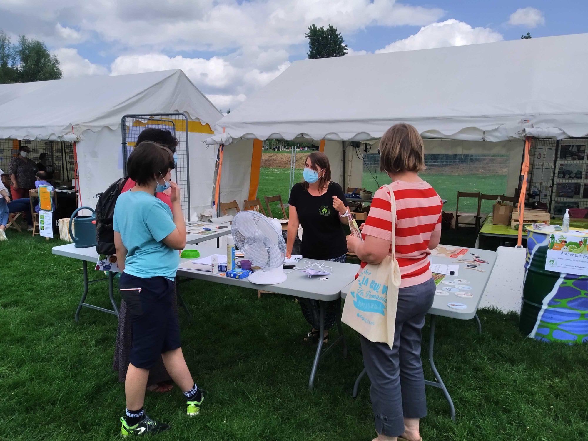 Le stand passant permet des échanges plus fructueux en termes de pédagogies actives et permet de répondre aux questions les plus fréquentes @ Au Fil des Séounes