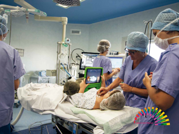 Le jeu collaboratif de Colore Mon Hôpital accompagne l’enfant jusqu’à son arrivée au bloc opératoire.