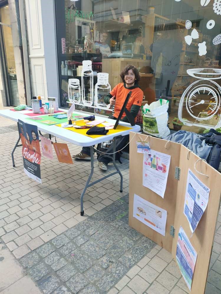 Un jeune en service civique tient un stand de prévention pour sensibiliser le grand public à la santé environnementale @ Unis-Cité