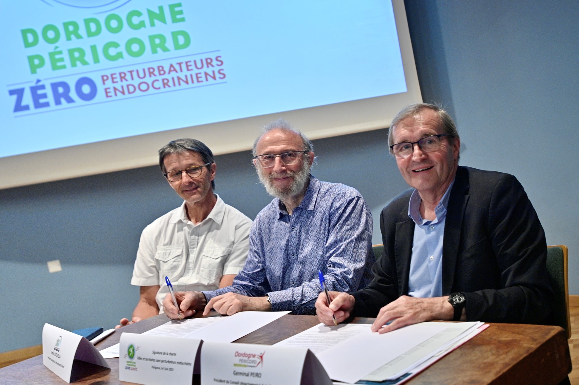 Signature de la charte lors de la conférence d’André Cicolella le 5 juin à Périgueux