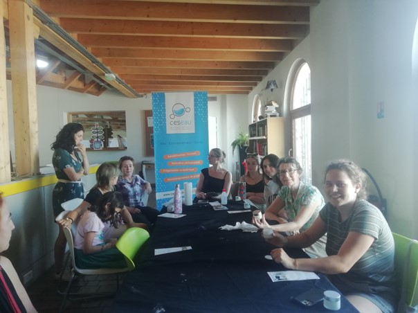 En solo, entre amies ou en famille, 12 participantes de 8 à 65 ans se sont retrouvées ensemble un mercredi après midi à la Maison Ecocitoyenne autour de la fabrication d’un déodorant naturel@ Graine Nouvelle-Aquitaine