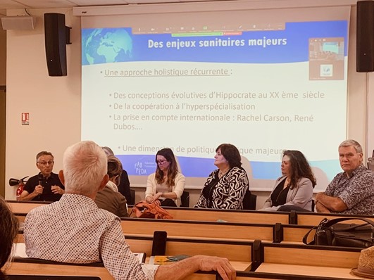 @Hélène Bannier / La table ronde "Comment l'approche One health peut-elle irriguer les processus éducatifs ?" était coordonnée par Didier Jourdan (à droite)