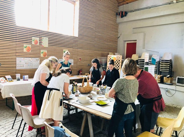 Atelier cuisine animé par Marion Chêne, diététicienne, dans le cadre du Plan alimentaire territorial du Haut Limousin en Marche © Faona Chadhouli