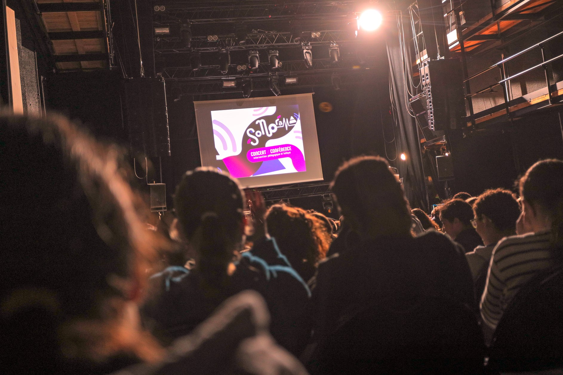 Plus de 240 élèves et 17 accompagnants ont assisté au concert pédagogique « Sonorama » en novembre à Poitiers @ CCAS Poitiers